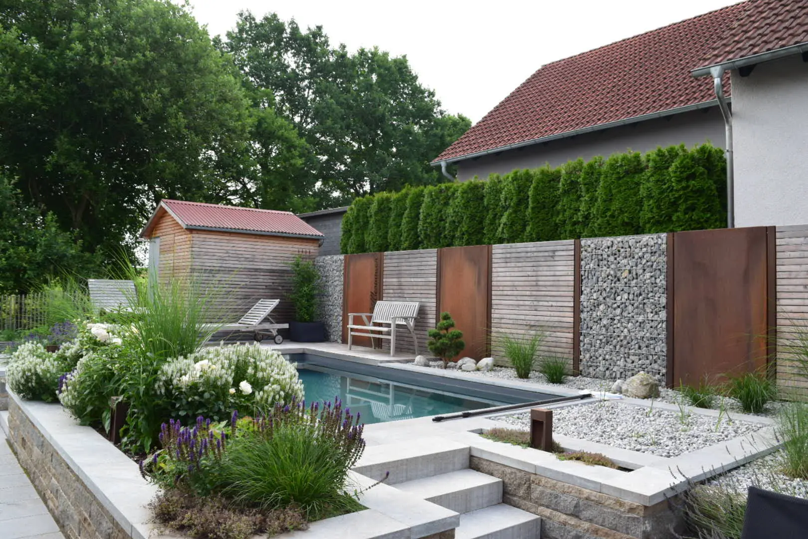 Naturpool mit Muschelkalktreppe